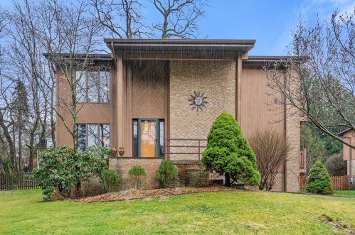 220 Glasgow Rd, Pittsburgh, PA 15221-3751