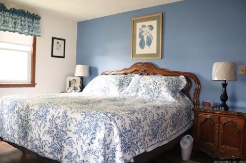 8 Sparkle St, Enfield CT 06082-5618 exterior