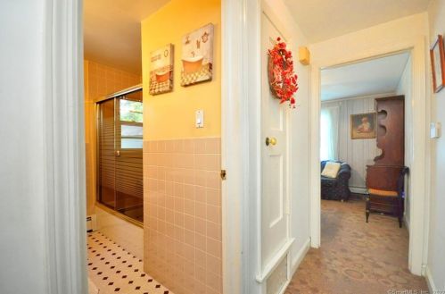 132 Walker St, Manchester CT 06040-4329 exterior