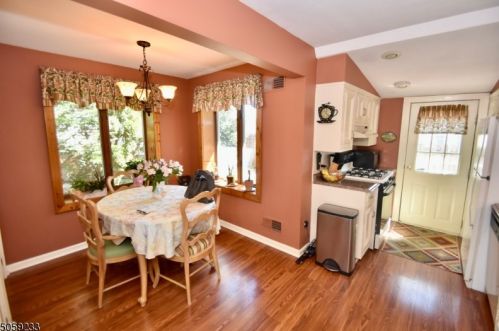 8 Hilltop Trl, Parsippany, NJ 07834-2014