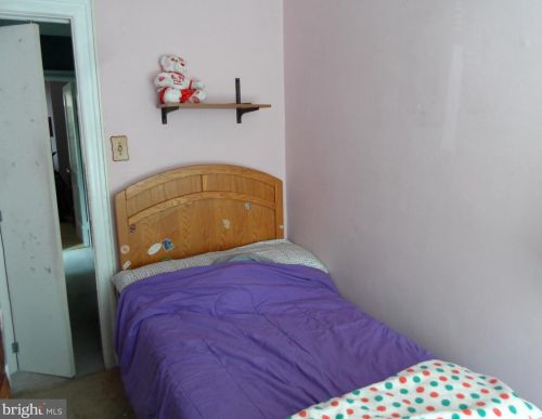 6147 Erdrick St, Philadelphia PA 19135-3516 exterior