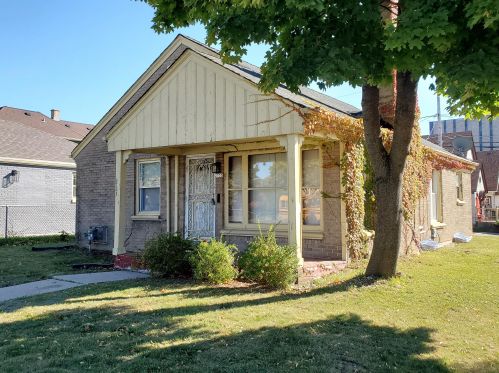 2733 Roosevelt Dr, Milwaukee WI 53216-1838 exterior