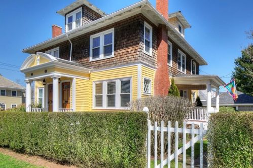 262 Gibbs Ave, Middletown RI 02840-2239 exterior