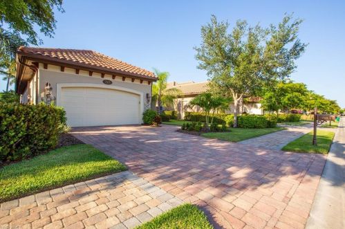 7327 Lantana Cir, Naples, FL 34119-9812