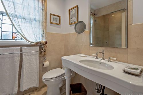 11 Dover Rd, Westport CT 06880-2627 exterior