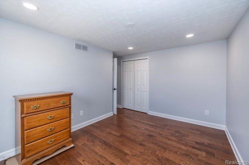 425 Rosemary St, Dearborn Heights MI  48127-3681 exterior