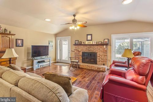 231 Chestnut St, Hanover, PA 17331-2250