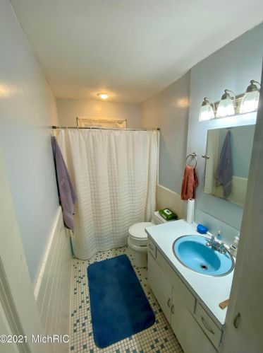 5454 Londonderry Dr, Grand Rapids MI 49508-6325 exterior