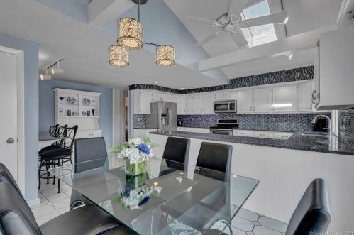 39 Caroline Dr, Milford CT 06461-2715 exterior