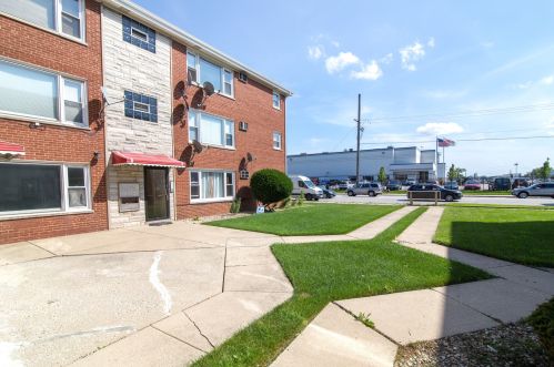 6952 65th St, Chicago IL 60638-4667 exterior