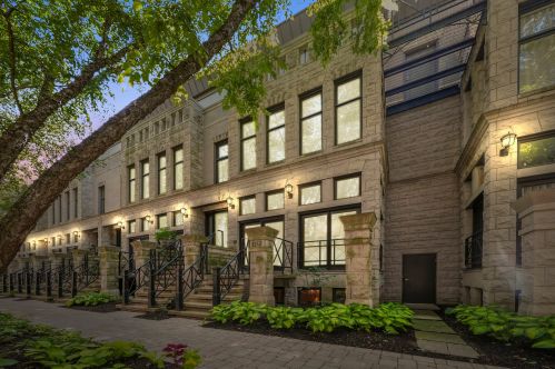 125 Oak St, Chicago IL 60611-1202 exterior