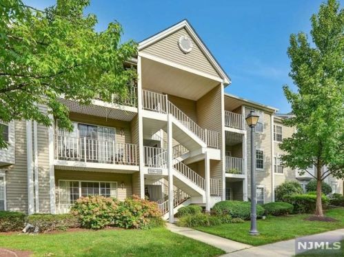 1231 Mulberry Dr, Mahwah, NJ 07430-2343