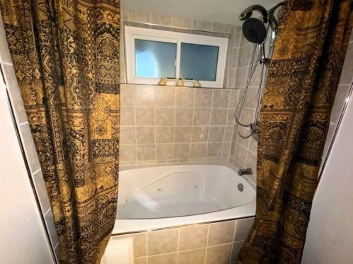 6043 Riv Trl Dr, Milwaukee WI exterior