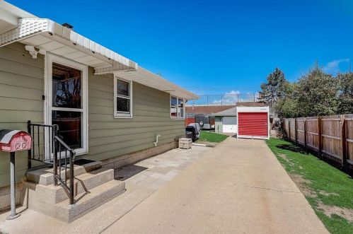 9438 Montana Ave, Milwaukee WI 53227-3324 exterior