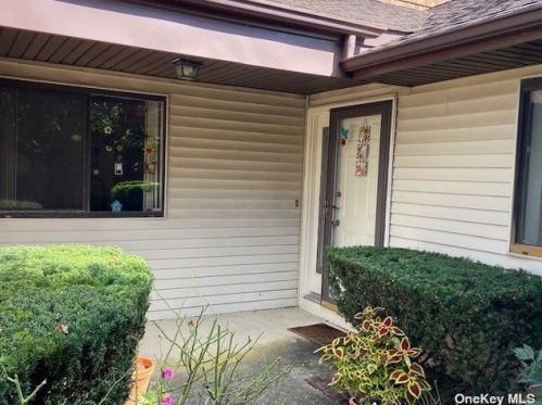43 Ashley Cir, Commack, NY 11725-4644