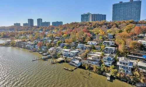 23 Shr Rd, Edgewater NJ 07020-1519 exterior