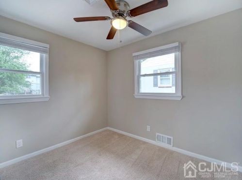 64 Glendale Ave, Edison NJ 08817-5266 exterior