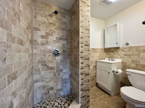 683 Ctr Ave, River Edge NJ 07661-2409 exterior