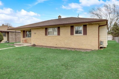 9033 Grantosa Dr, Milwaukee, WI 53225-5003