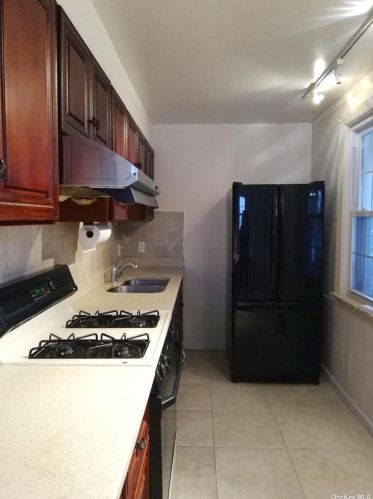 37 Fremont Rd, Valley Stream NY 11581-2106 exterior