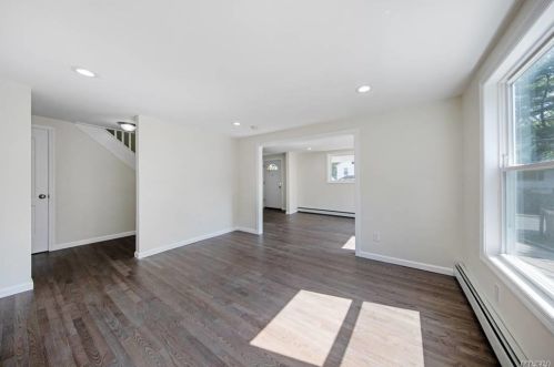 71 8 Ave, Huntington Station NY 11746-2210 exterior