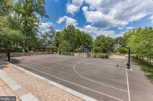 1122 Kensington Rd, Mc Lean VA 22101-2918 exterior