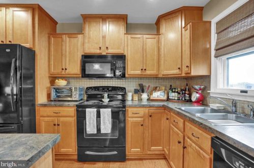 2447 Ellendale Dr, Lancaster PA 17602-1422 exterior