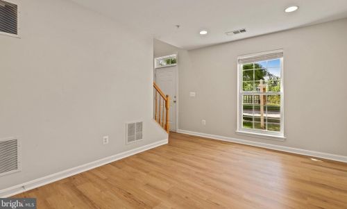 3805 Eisenhower Ave, Alexandria VA 22304-6427 exterior