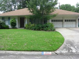 1827 Seaspray Ct, Houston TX  77008-1235 exterior