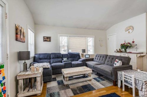 10 Pawnee Dr, Commack NY 11725-4210 exterior