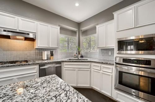 11211 Appletree Ln, Austin TX 78726-1341 exterior