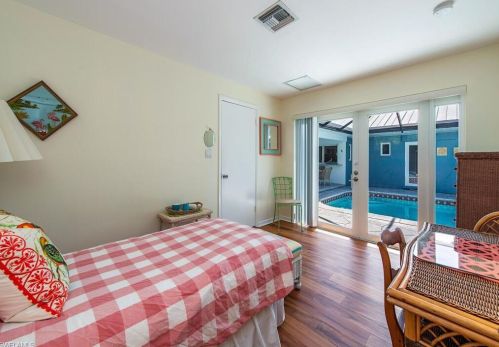 1550 Sandpiper St, Naples FL 34102-1595 exterior