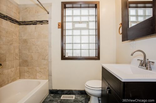 6900 Campbell Ave, Chicago IL 60645-4604 exterior