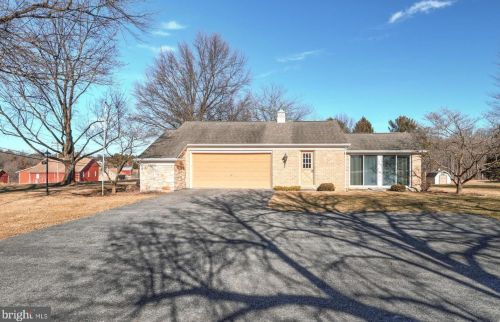 869 Fairview Dr, Hanover PA 17331-9747 exterior