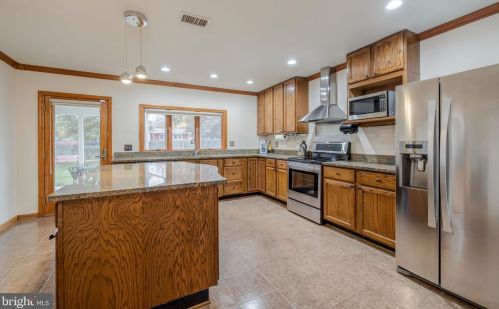 3405 Sunny Vw, Alexandria VA 22309-1911 exterior