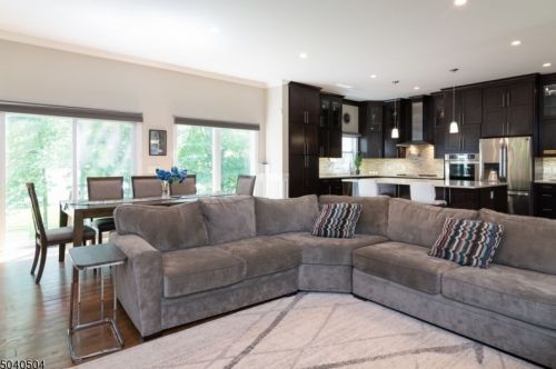 70 Elmwood Dr, Livingston NJ 07039-2231 exterior