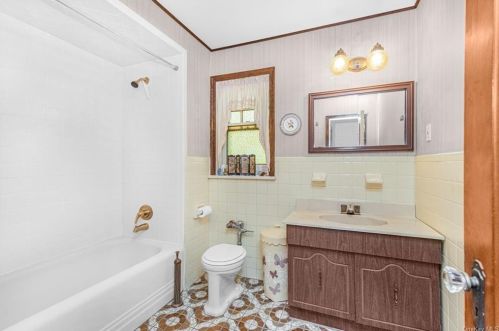 256 260th St, Bronx NY 10471-1822 exterior