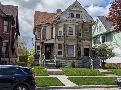 2663 2nd St, Milwaukee, WI 53212-2812