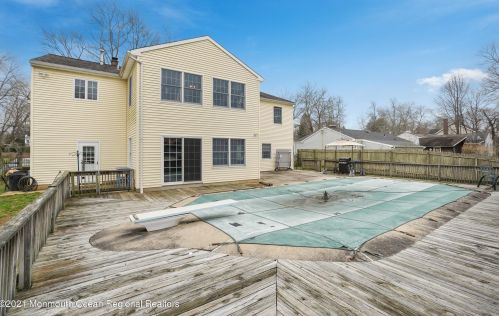 142 Beechwood Dr, Red Bank NJ 07702 exterior