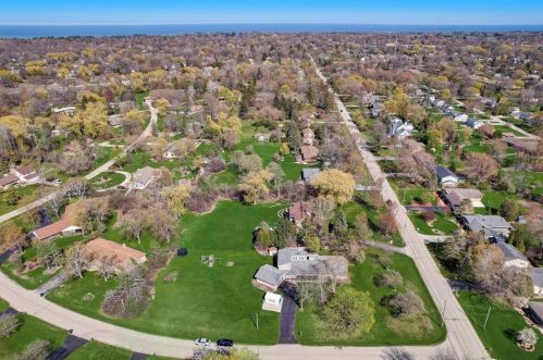 9200 Ironwood Ln, Milwaukee WI  53217-1211 exterior