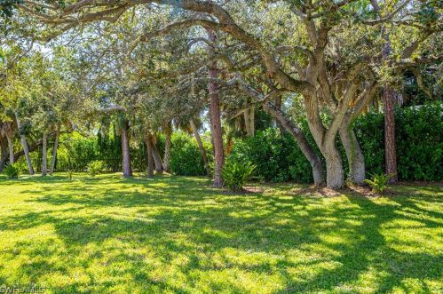 155 Old Tamiami Trl, Naples FL 34110-1170 exterior