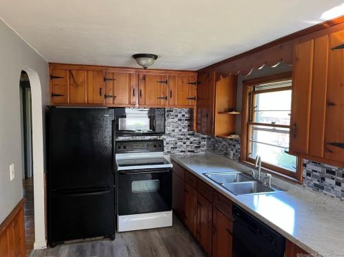 4 Stanley Dr, Enfield CT 06082-1814 exterior