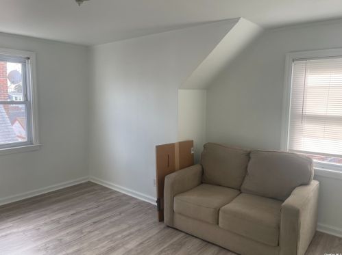 56 Mary St, Valley Stream, NY 11580-3210