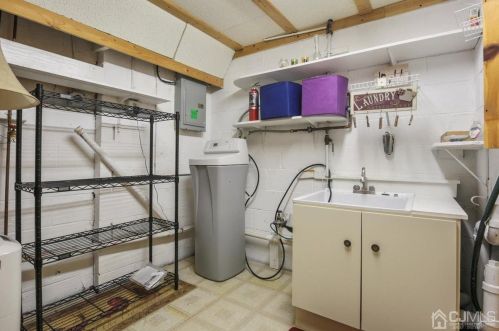 10 Snowflake Ln, Edison NJ 08820-1462 exterior