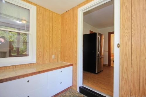 111 Spg St, Windsor Locks CT 06096-2208 exterior