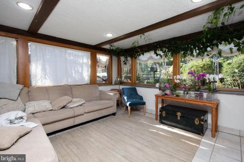 2367 Vly Rd, Huntingdon Valley PA 19006-6007 exterior