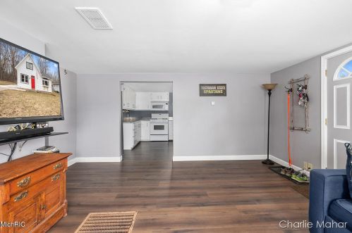 1118 Kenwood Ave, Belding MI 48809-1313 exterior