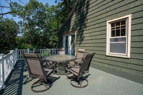 391 Massachusetts Ave, West Springfield MA 01089-2412 exterior