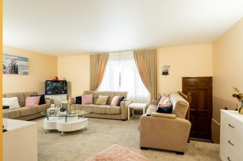 5135 Camelot Ln, Milwaukee WI 53221-3121 exterior