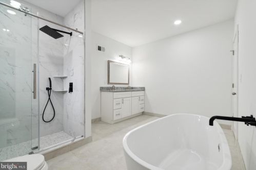 1629 2nd St, Philadelphia PA 19133-0033 exterior